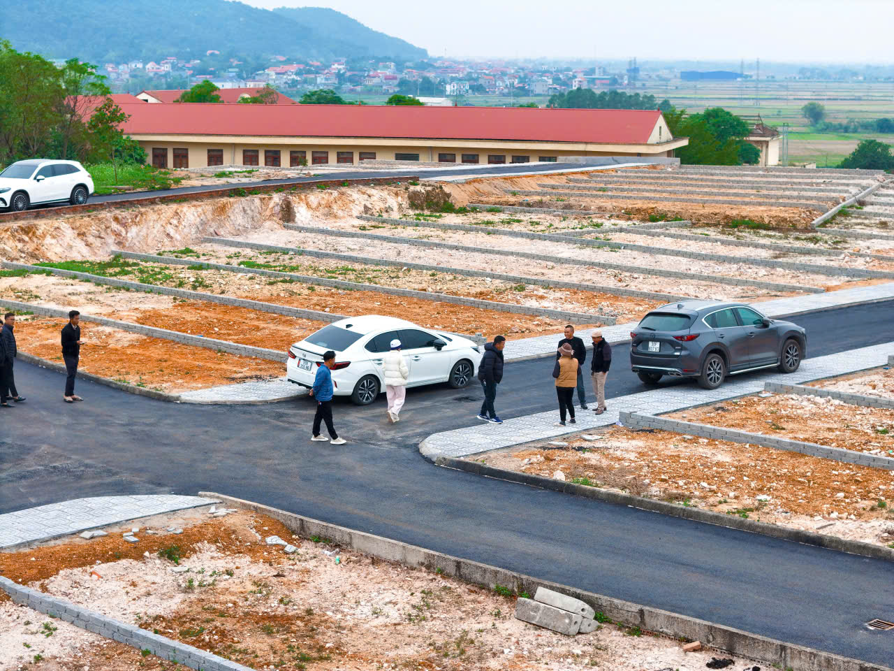Hình ảnh xe và khách tham quan thực tế